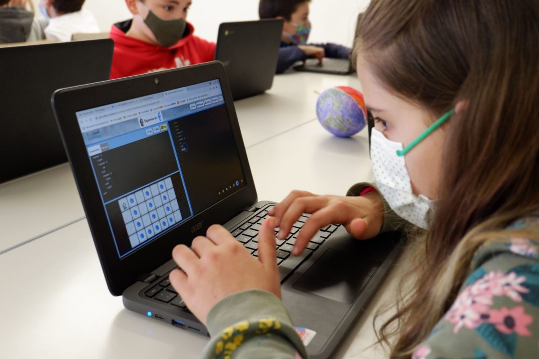 Foto de Alumna de un centro educativo trabajando con el método Txac
