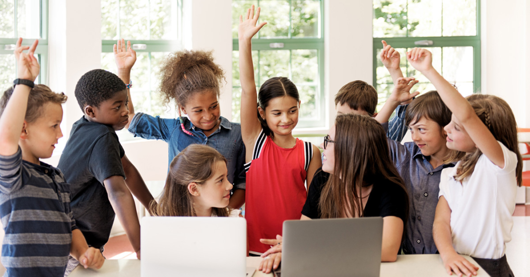 Foto de Niños y niñas en clase 