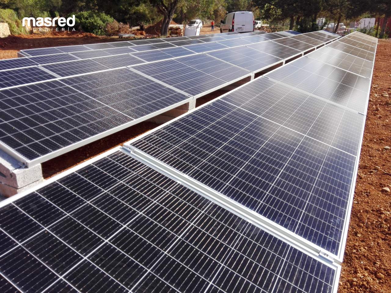 Así funcionan las empresas de ingenieros que gestionan la instalación aislada de la energía solar