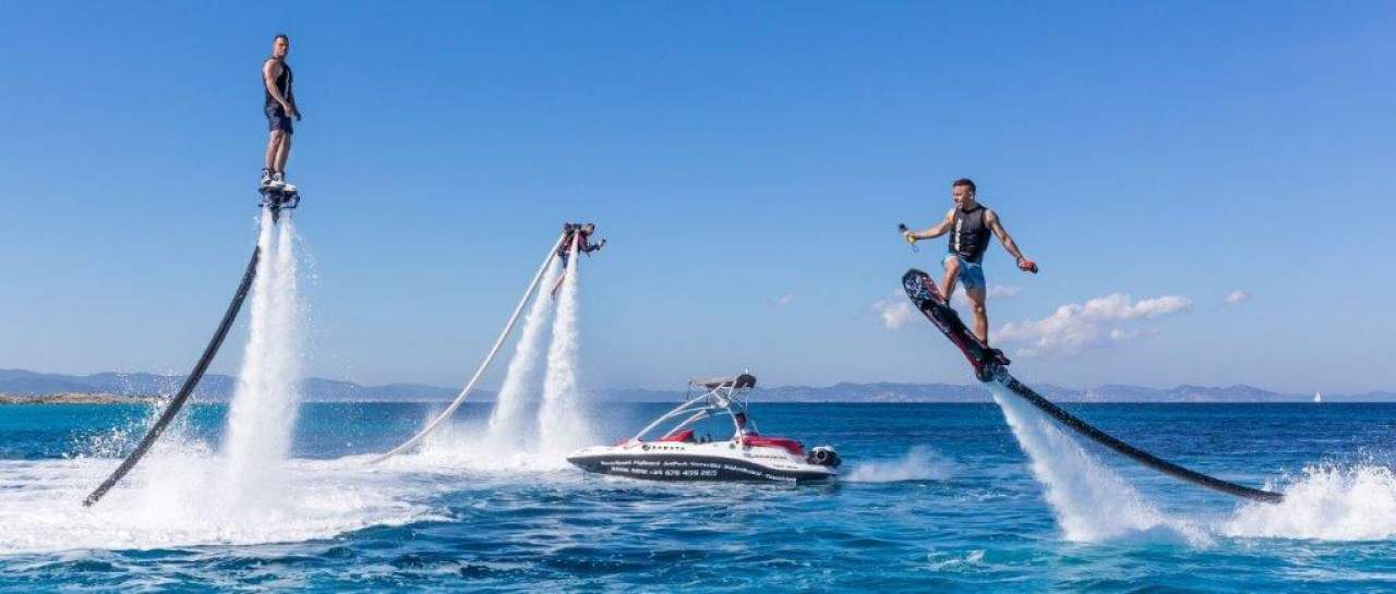 Practicar Flyboard Ibiza y otros deportes acuáticos en el Mediterráneo con Yacht IN Ibiza