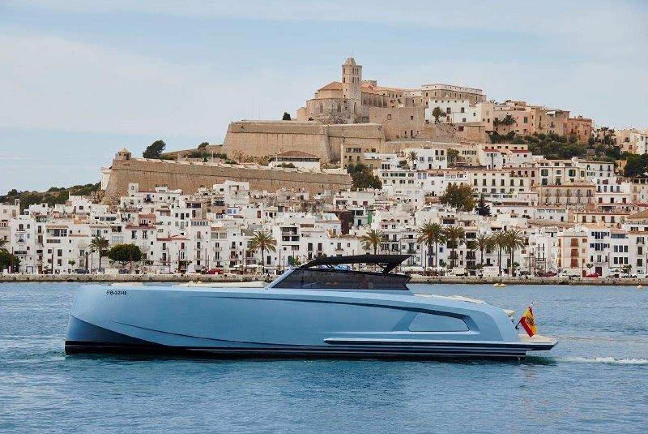 Yacht IN Ibiza ofrece el alquiler de barco en Ibiza