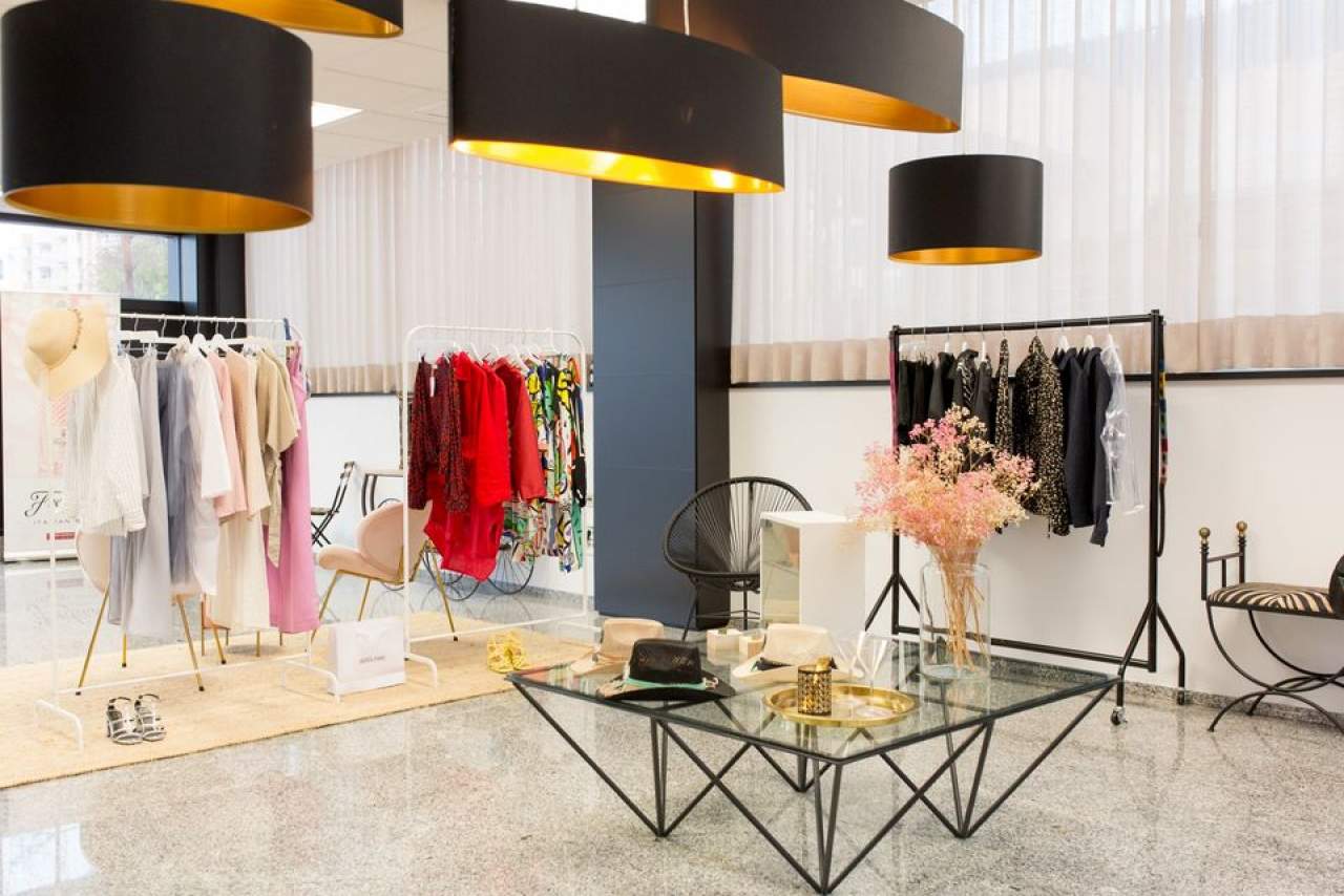 Las actrices Andrea Duro y Eva Isanta visitan Ibiza Showroom by NM