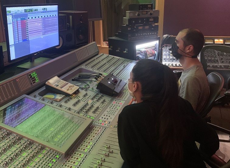 Foto de Almudena Almazor en el estudio