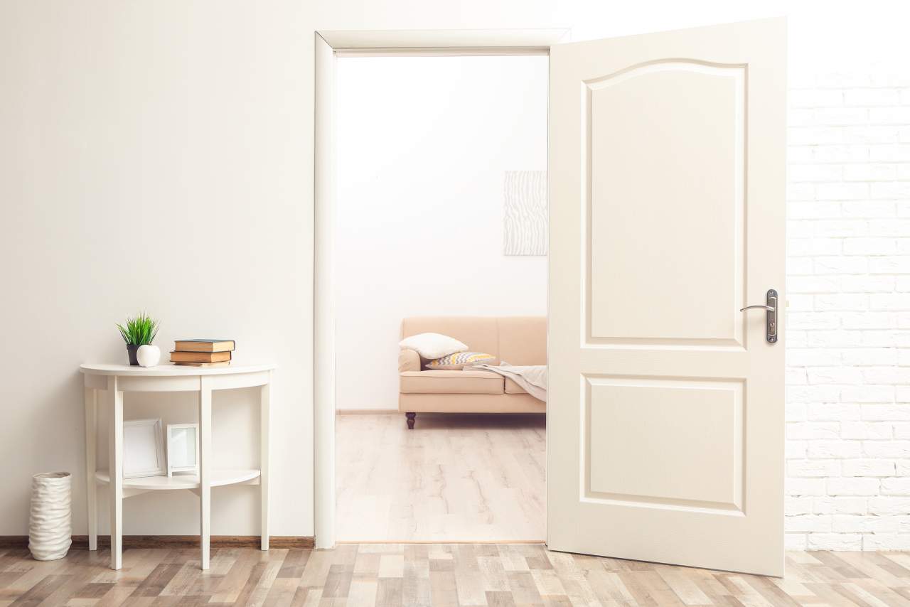 LosmaStudio: las puertas blancas de interior son una de las opciones más utilizadas en la decoración del hogar