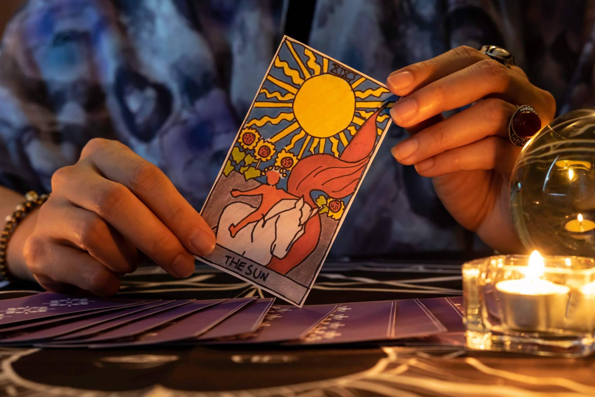 Los profesionales de Tarot de Luz María ofrecen tarot gratis durante 5 minutos