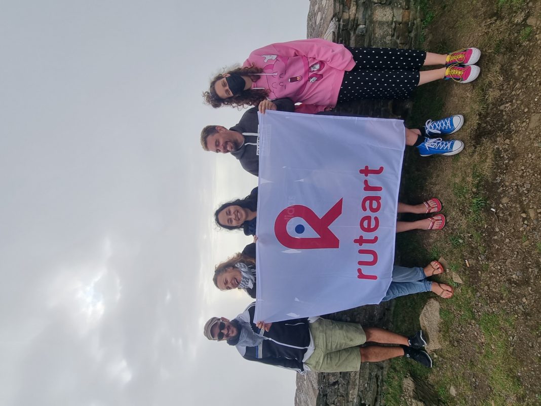 Foto de Un grupo de viajeros con la bandera de Ruteart.