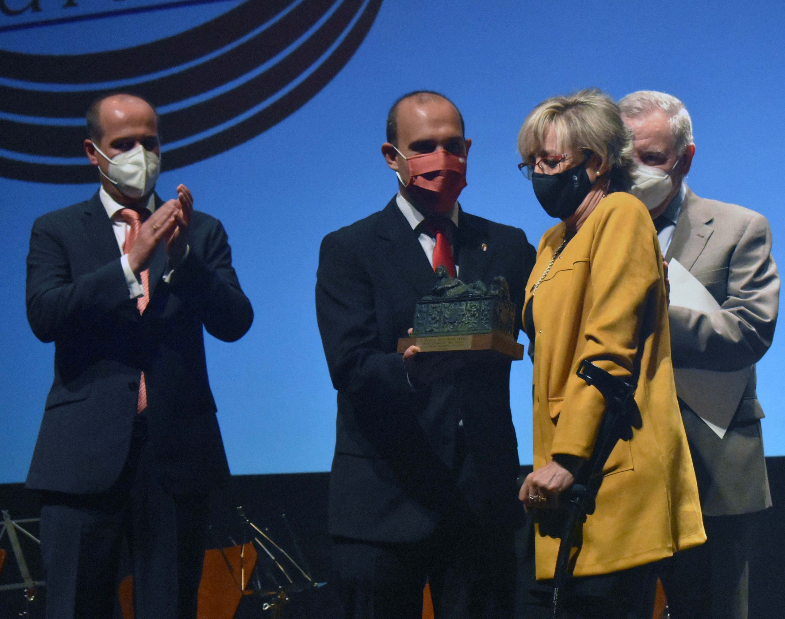 Siglo Futuro otorgó el premio "Valores humanos y culturales" a Elena Guijarro, decana de COACM