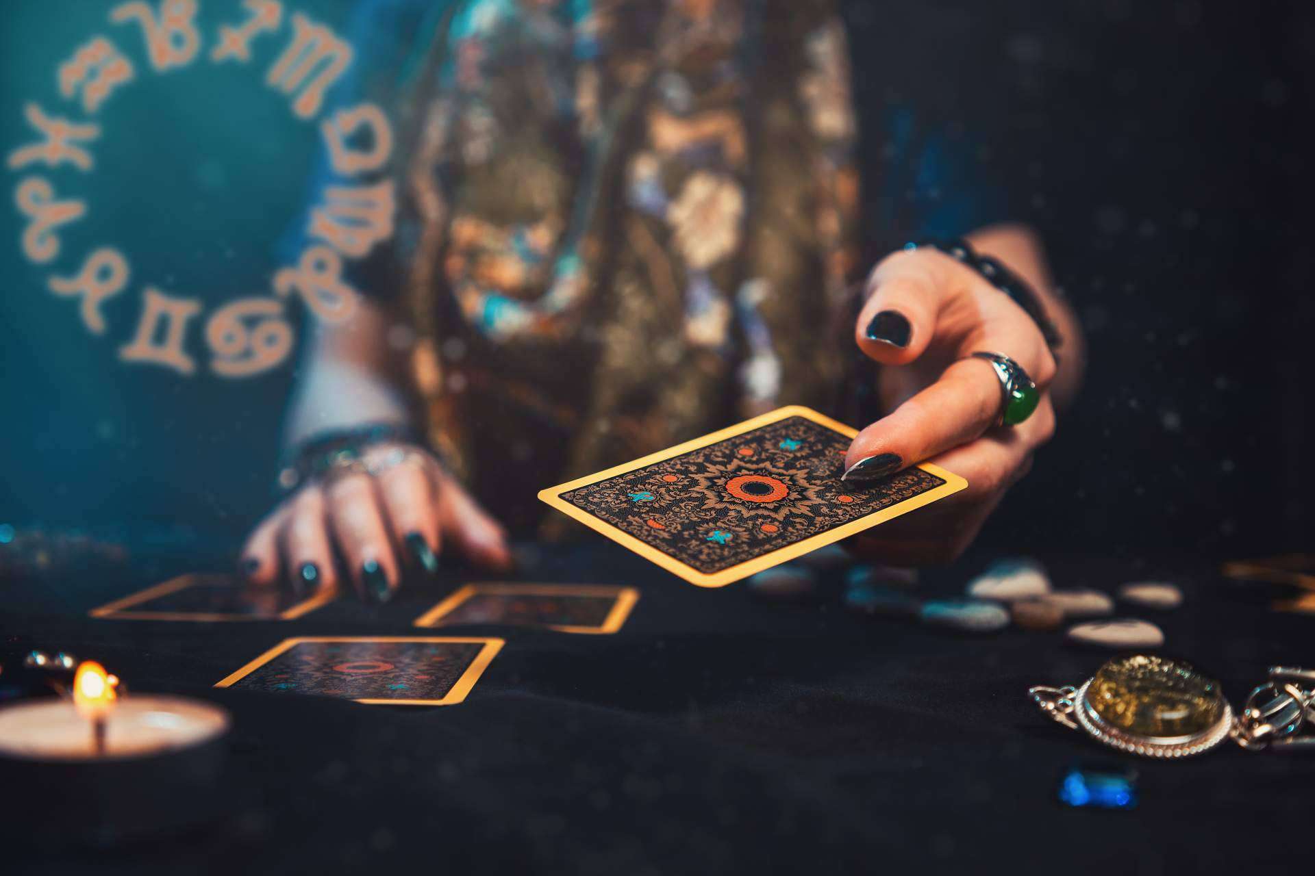 ¿Cómo ayuda Nazaret Hermida a resolver dudas interpretando la carta astral de las personas?