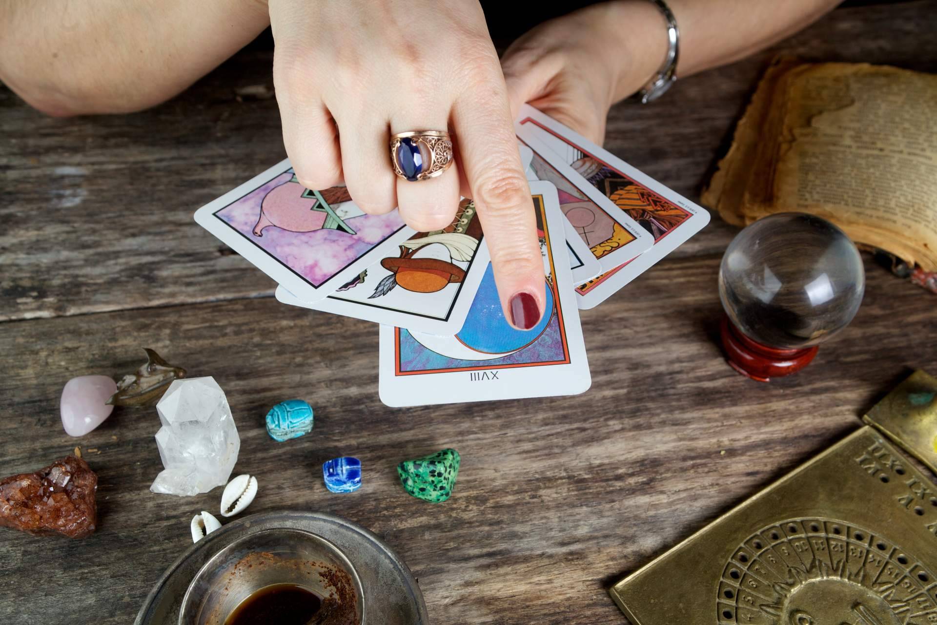 ¿Cómo son los servicios de videncia mediumnidad tarot de Manuela Moreno?