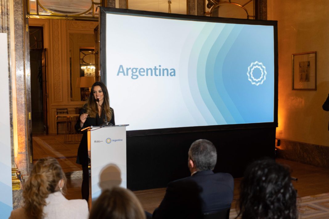 Foto de La Dra. Yanina Martínez en un momento de la presentación de