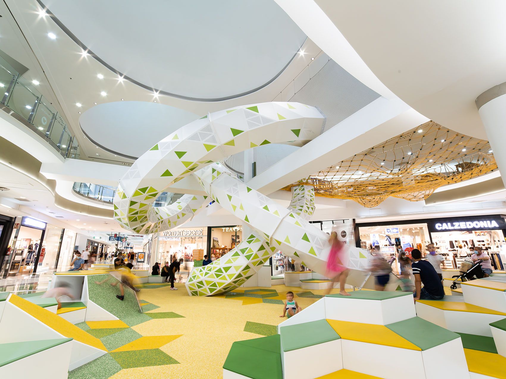 Se inaugura el 'Playground L'Aljub', el parque interior infantil más grande de Alicante