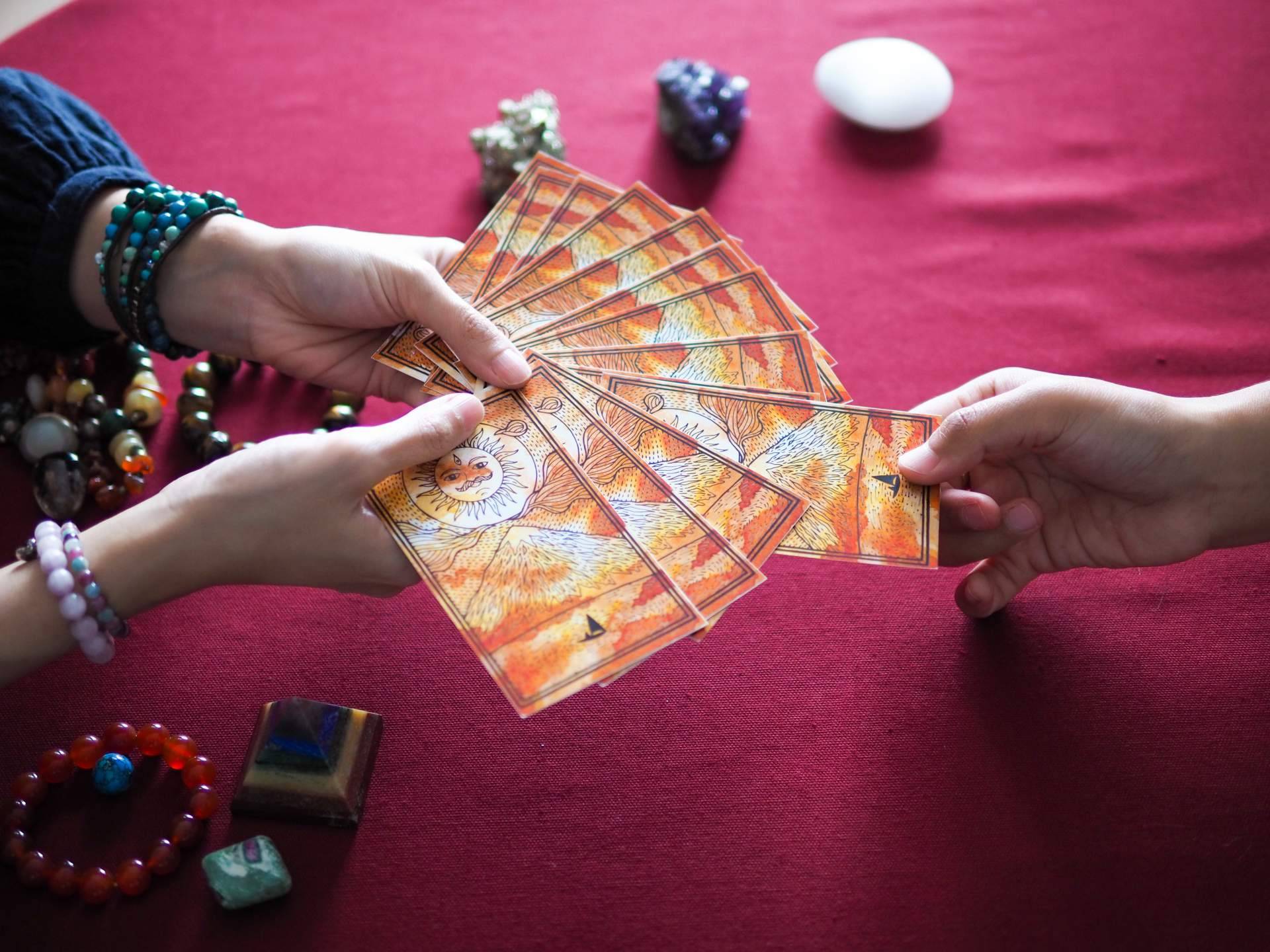 La tirada del tarot gitano de la mano de Manuela Moreno