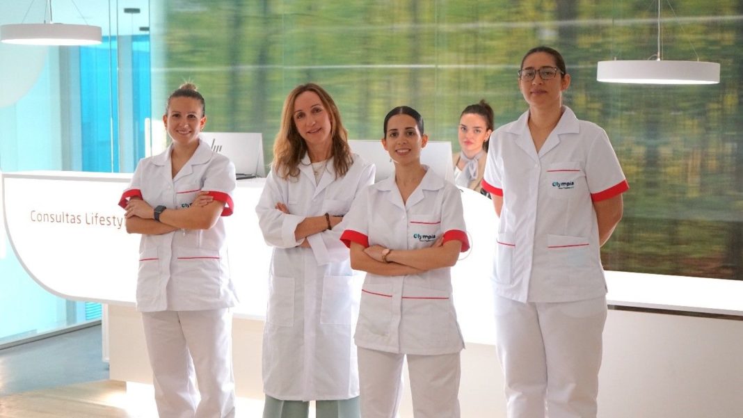 Foto de La doctora María Calvo con su equipo de esteticistas,