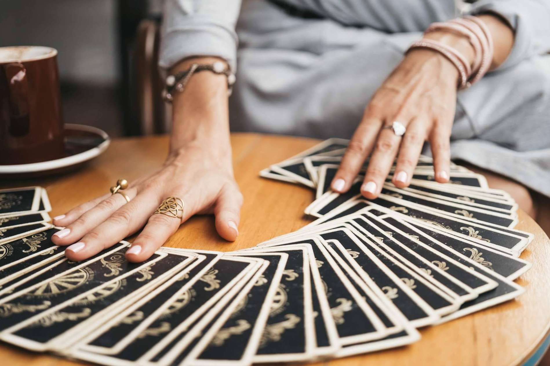 Descubrir las cartas del tarot de la mano de Manuela Moreno