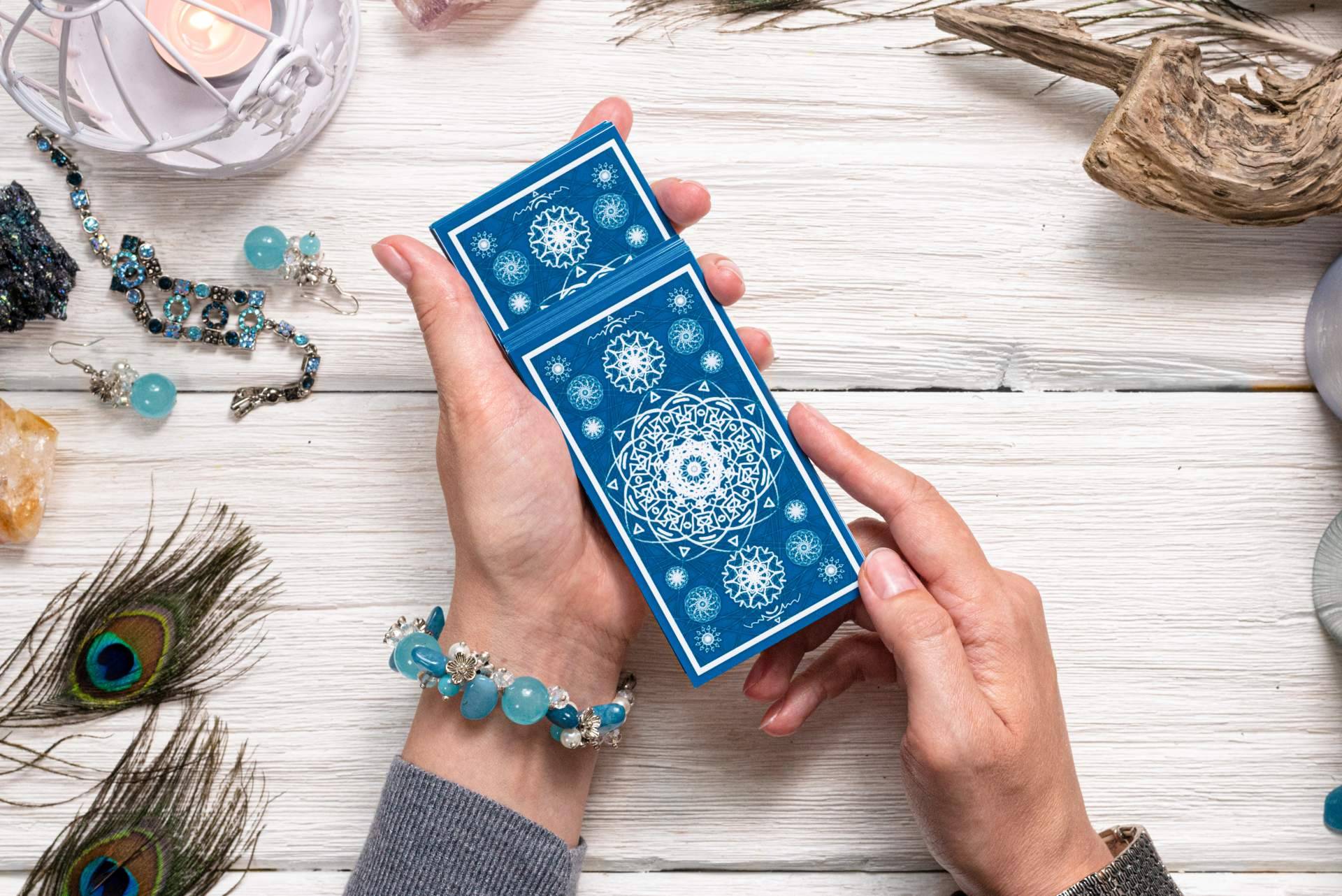 Disfrutar de las terapias de hipnosis, regresión y sanación de útero, entre otras, con Tarot Diosas de la Luna