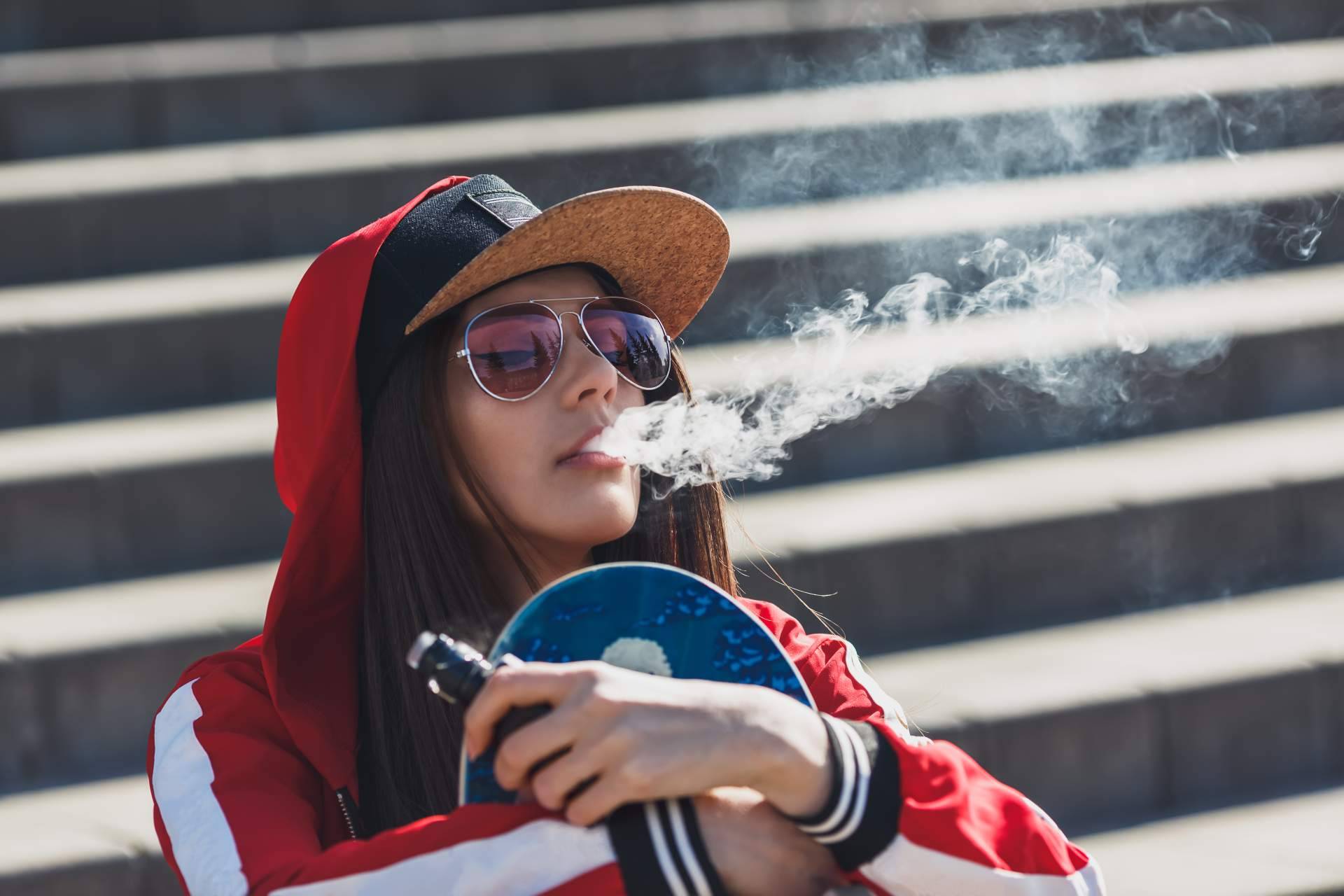 Varios modelos y marcas de vapers sin nicotina en la vitrina de VitalCigar