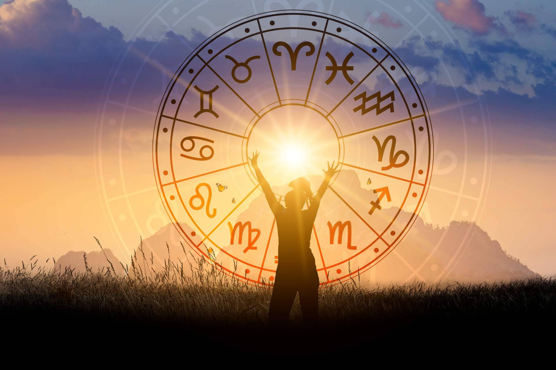 Tarot barato en Astros de Luz desde 5€ con expertos profesionales en numerología, videncia, astrología, mediumnidad y más