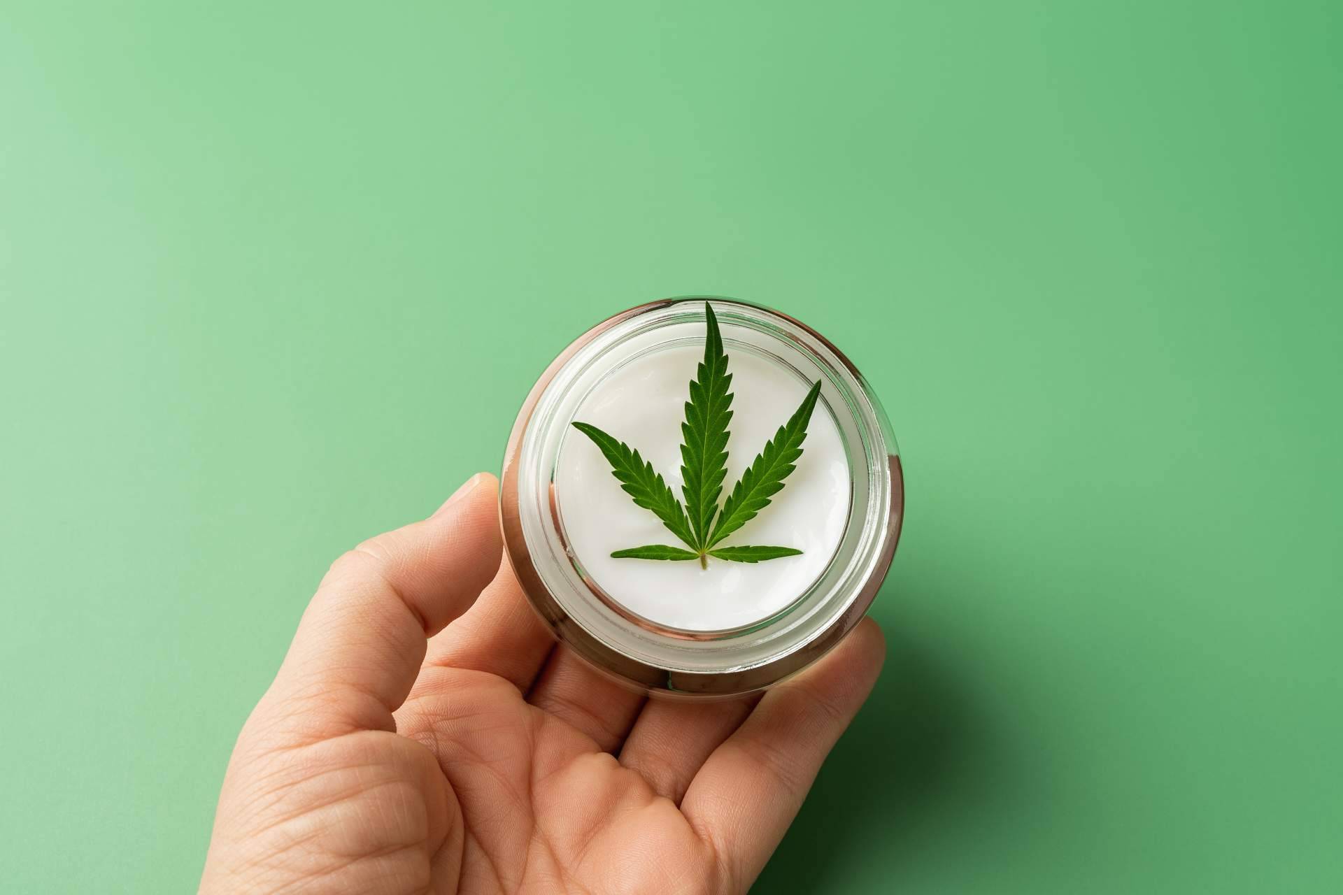 Arthoren, la crema de CBD de CBD Torrejón efectiva para psoriasis, dermatitis y para calmar dolores agudos